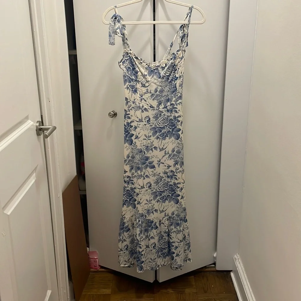 Reformation floral dress size 4. Fits as a 2/4. Worn once. Excellent condition - Picture 3 of 5